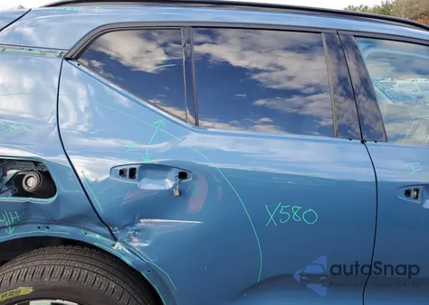 2025 Volvo Xc40 Plus z USA, uszkodzony, nr VIN YV4L12UCXS2461446